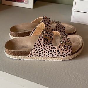 EUC Womens slip on sandals